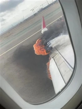 Éclatement! Un avion de ligne est entré en collision avec un camion de pompiers lors du décollage...